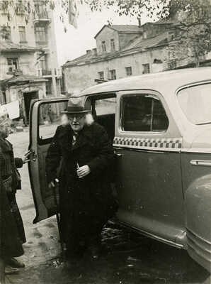 Павлов Иван Николаевич. Лот из 12 линогравюр 1919 г. и фотографии художника в папке: